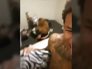 Um casal adolescente ...