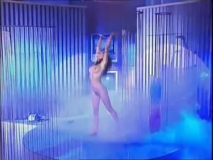 Rapariga ver vídeo p ...