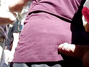 A miúda negra mostra ...