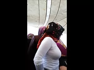 Rapariga tatuada com ...