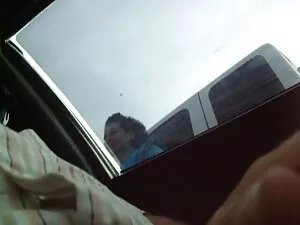 Uma jovem com um as  ...