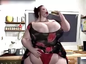 Busty MILF engole a  ...